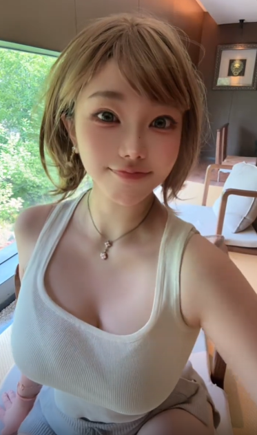 刘飞儿抽象主播转擦边舞蹈主播,疑似初代嫩模回归!网友称其挤不进的圈子,不要硬闯,对此刘飞儿回应:不爱看就取关!