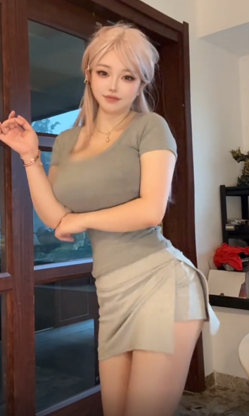 刘飞儿抽象主播转擦边舞蹈主播,疑似初代嫩模回归!网友称其挤不进的圈子,不要硬闯,对此刘飞儿回应:不爱看就取关!