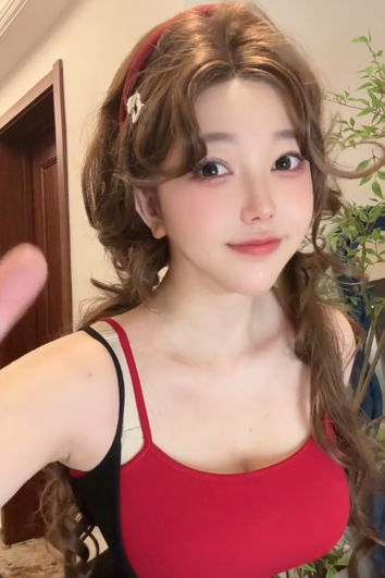 刘飞儿抽象主播转擦边舞蹈主播,疑似初代嫩模回归!网友称其挤不进的圈子,不要硬闯,对此刘飞儿回应:不爱看就取关!