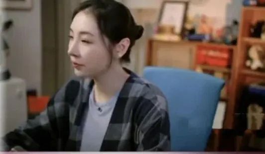 女流吐槽朋友借钱不还,去国外旅游不还钱,为了区区几万就不联系了?算什么朋友!网友热评:看你赚的多所以不还!