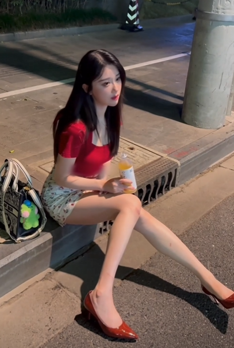 轩子巨2兔回应弹幕让其下海,称直播不赚钱,规则太多,纯属为爱发电,只想做让自己快乐的事情!