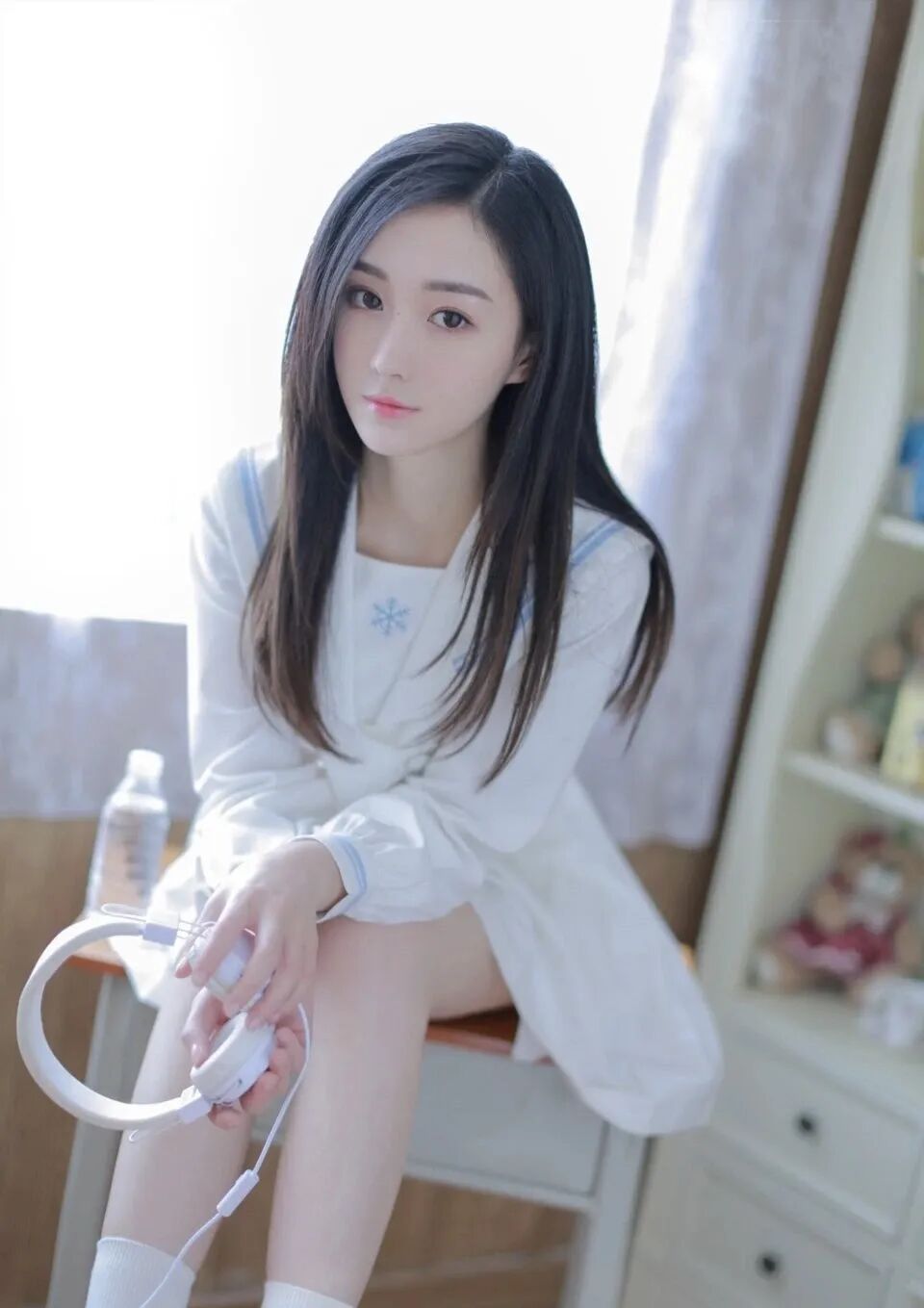 前某鱼娱乐区一姐回归仍是顶流，大哥约其线下唱歌被拒绝后，大哥直言：两个华子都不愿意？还不如去商K！