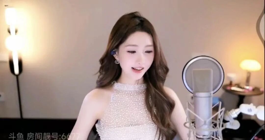 前某鱼娱乐区一姐回归仍是顶流，大哥约其线下唱歌被拒绝后，大哥直言：两个华子都不愿意？还不如去商K！