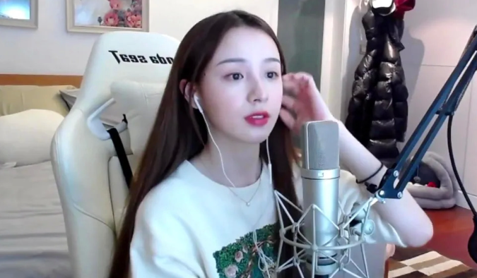 斗鱼歌姬周二珂曝自己要去韩国整容，网友问其项目，其回应：反正不是不协调的大项目！