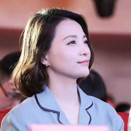 董卿与子共赴刘谦演出,气质温婉成焦点