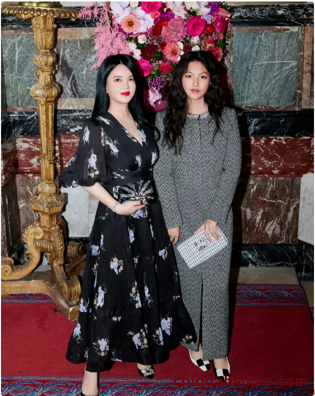 李湘近况曝光,西装搭配吊带展现年轻魅力