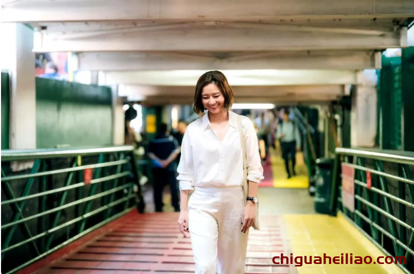 李娜42岁依旧光彩照人,V领衬衫显气质