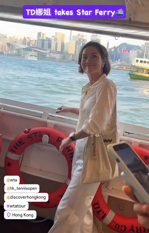 李娜42岁依旧光彩照人,V领衬衫显气质