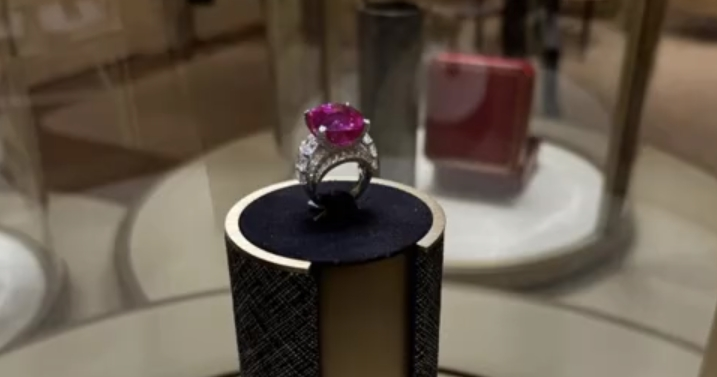 李湘近况曝光,西装搭配吊带展现年轻魅力