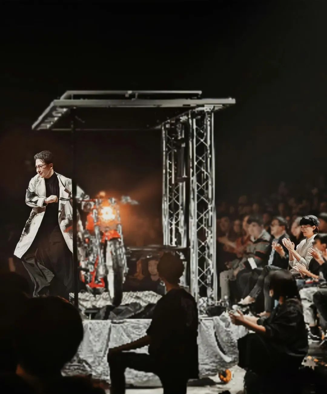 董卿与子共赴刘谦演出,气质温婉成焦点