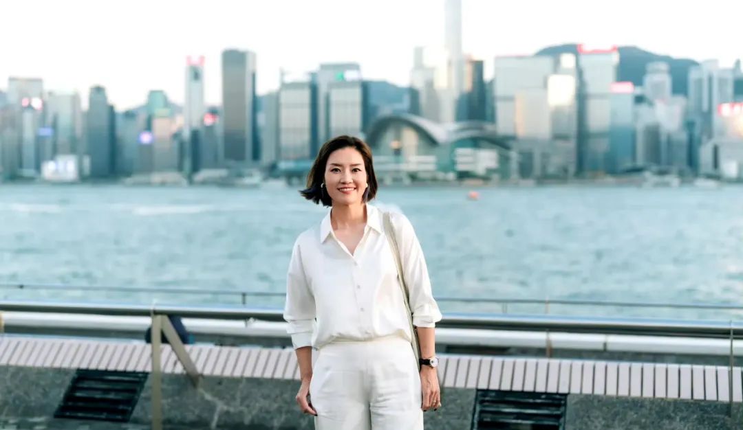 李娜42岁依旧光彩照人,V领衬衫显气质