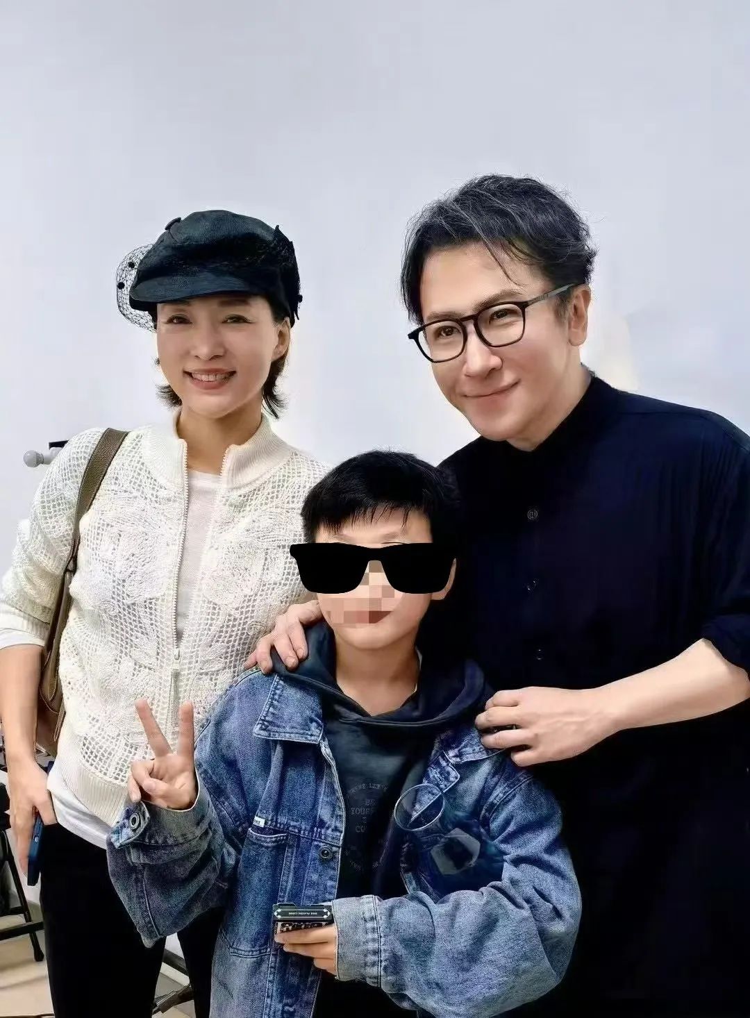 董卿与子共赴刘谦演出,气质温婉成焦点