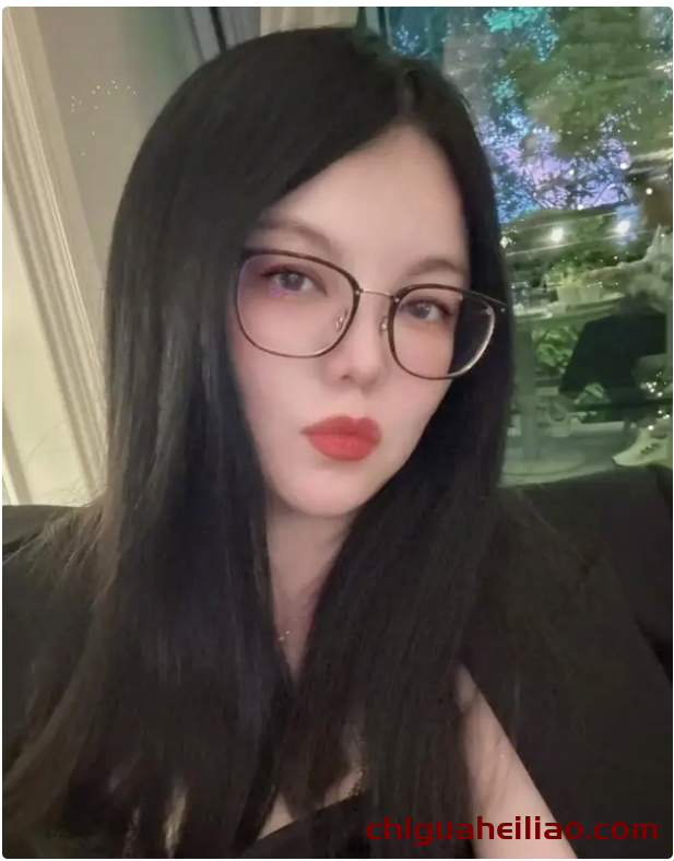 李湘近况曝光,西装搭配吊带展现年轻魅力