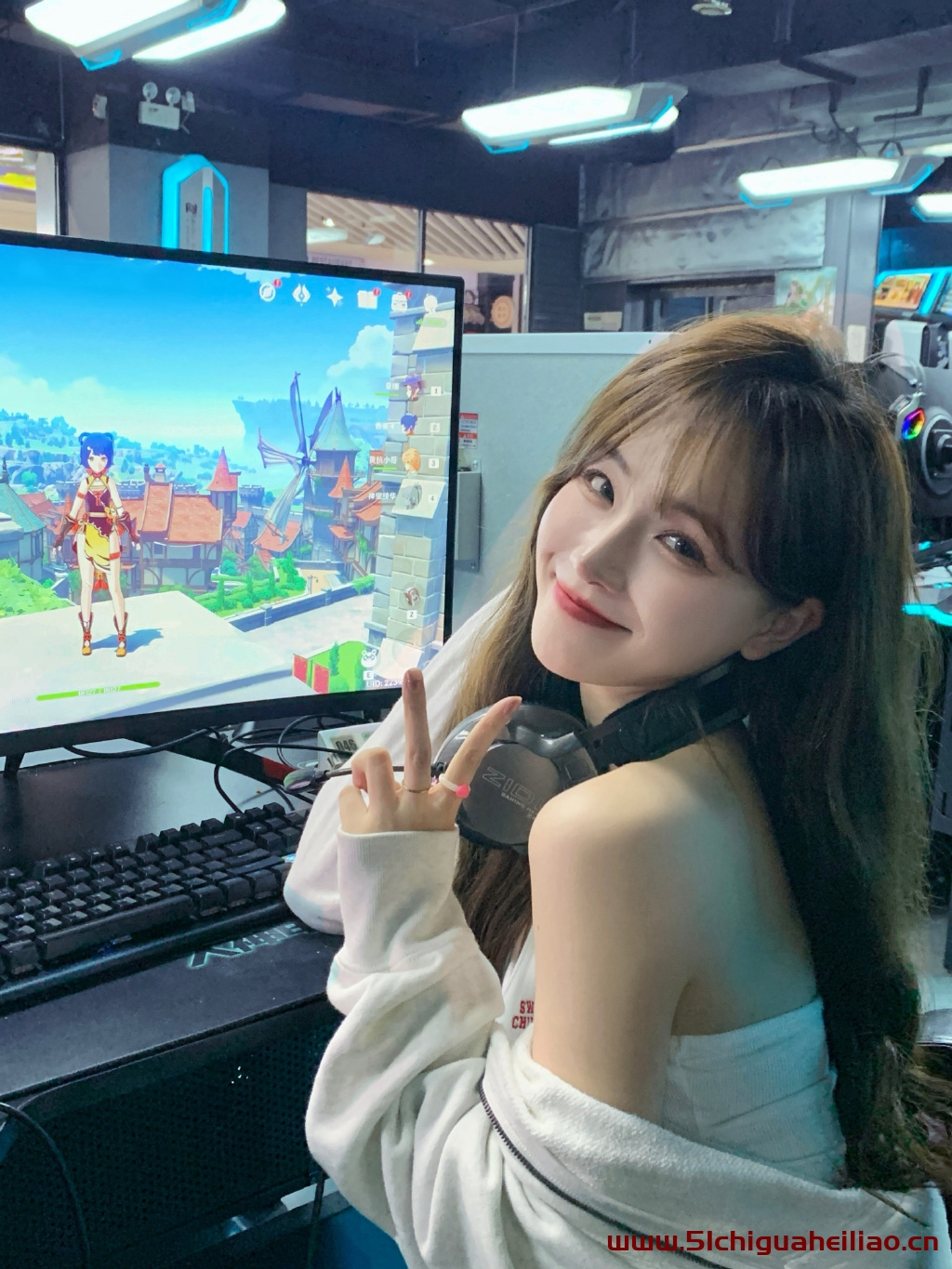 500万粉网红宋昱欣写真花絮：蜂腰肥臀，颜值爆表