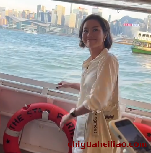 李娜42岁依旧光彩照人,V领衬衫显气质