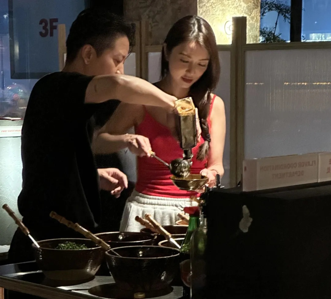 薛凯琪43岁依旧年轻,红色吊带背心展风采