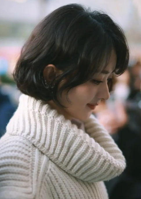 赵丽颖新造型开挂:短发时尚感十足