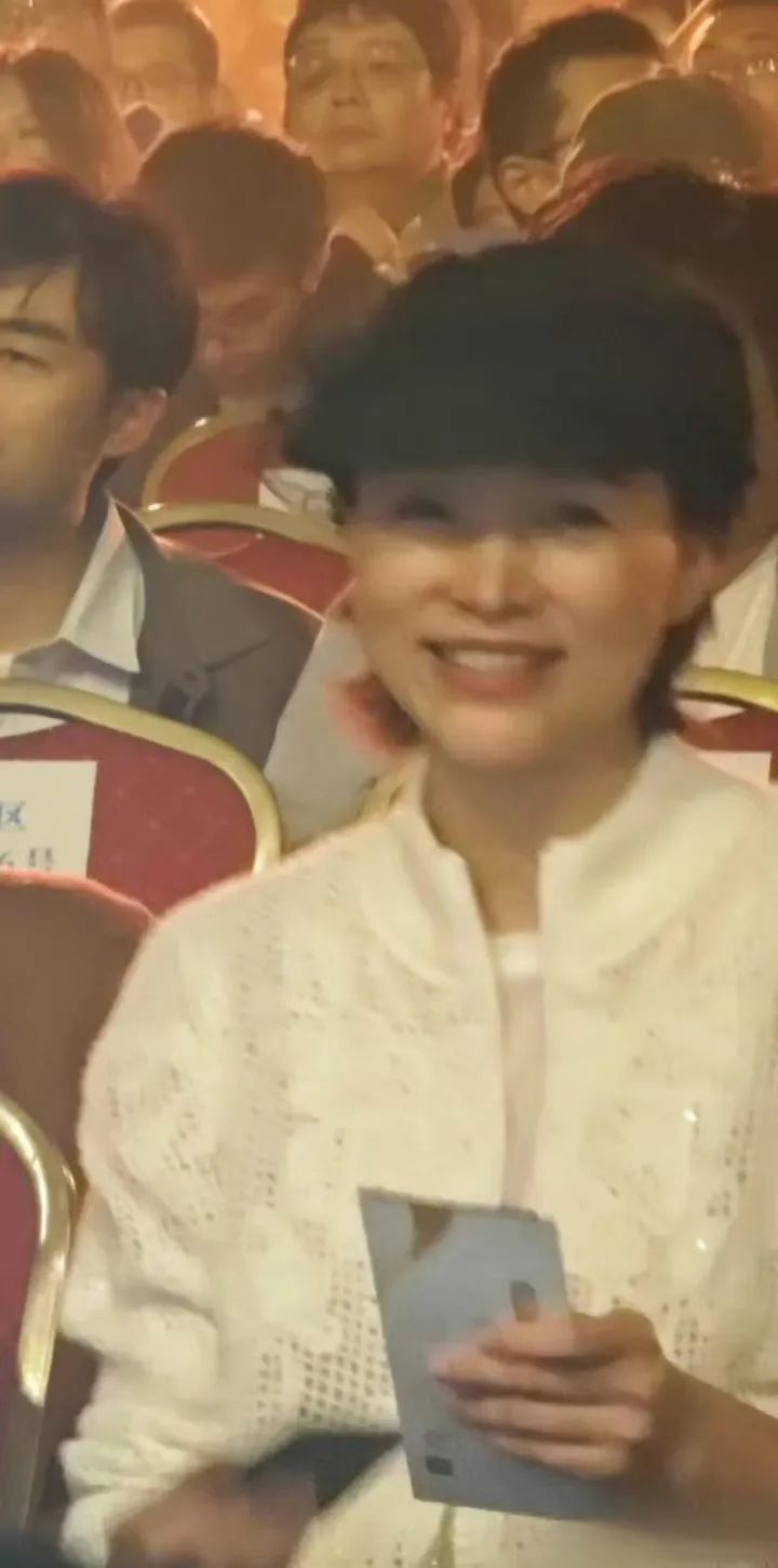 董卿与子共赴刘谦演出,气质温婉成焦点