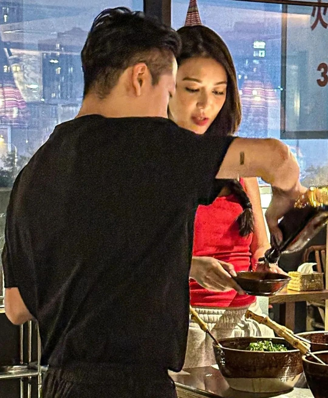 薛凯琪43岁依旧年轻,红色吊带背心展风采